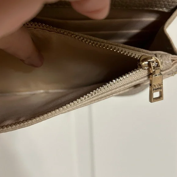 BCBG Paris Quilted Crossbody Bag in Creamy Beige - Wristlet Strap Woven Chain - Picture 8 of 11